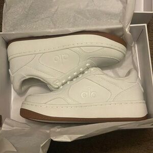Alo Yoga Recovery Mode Sneakers – Natural White/Gum – Size 7 – New In Box